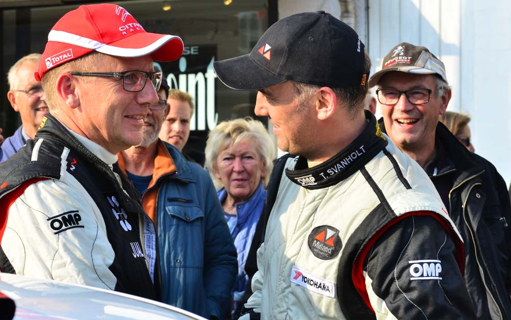 Tim Svanholt gratulerer Ib Kragh
(Foto: Specialpressen)
